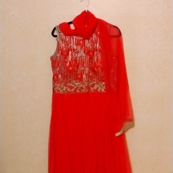 Indian gown with silky pants, drawstring waist, scarf and fabric for sleeves - Picture 3 of 7